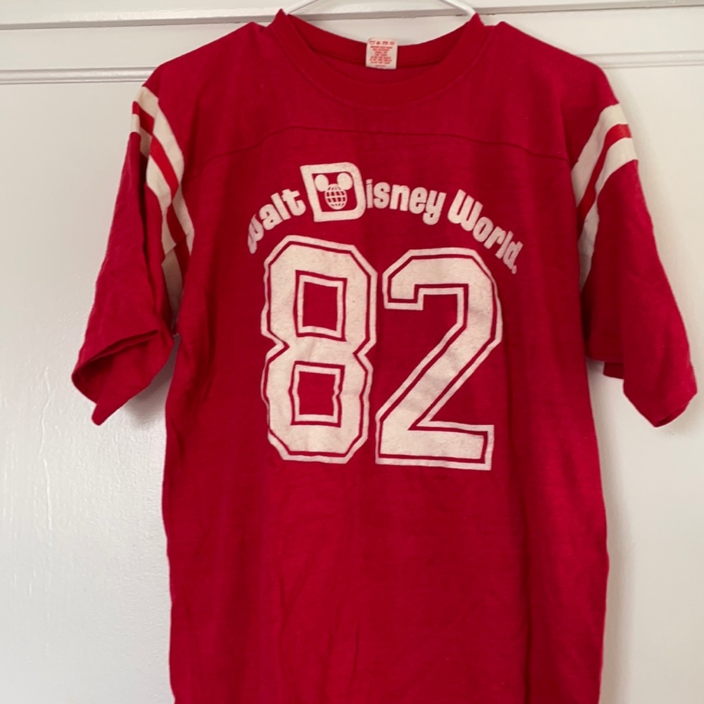 Vintage 1982 Walt Disney world tee . Red. Size Large